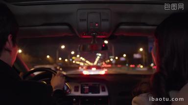 夜晚驾驶汽车出行的青年伴侣